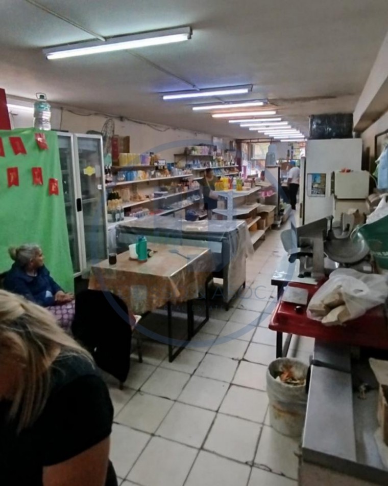 SE VENDE LOCAL COMERCIAL ENFRENTE A HOSPITAL PERRANDO