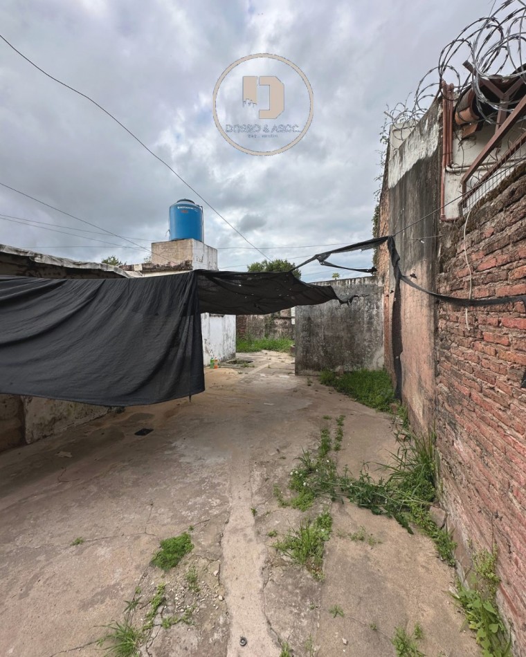 VENDE PROPIEDAD A RECICLAR — A metros del Regimiento Ejercito Argentino Arturo Illia 3171, Resistencia