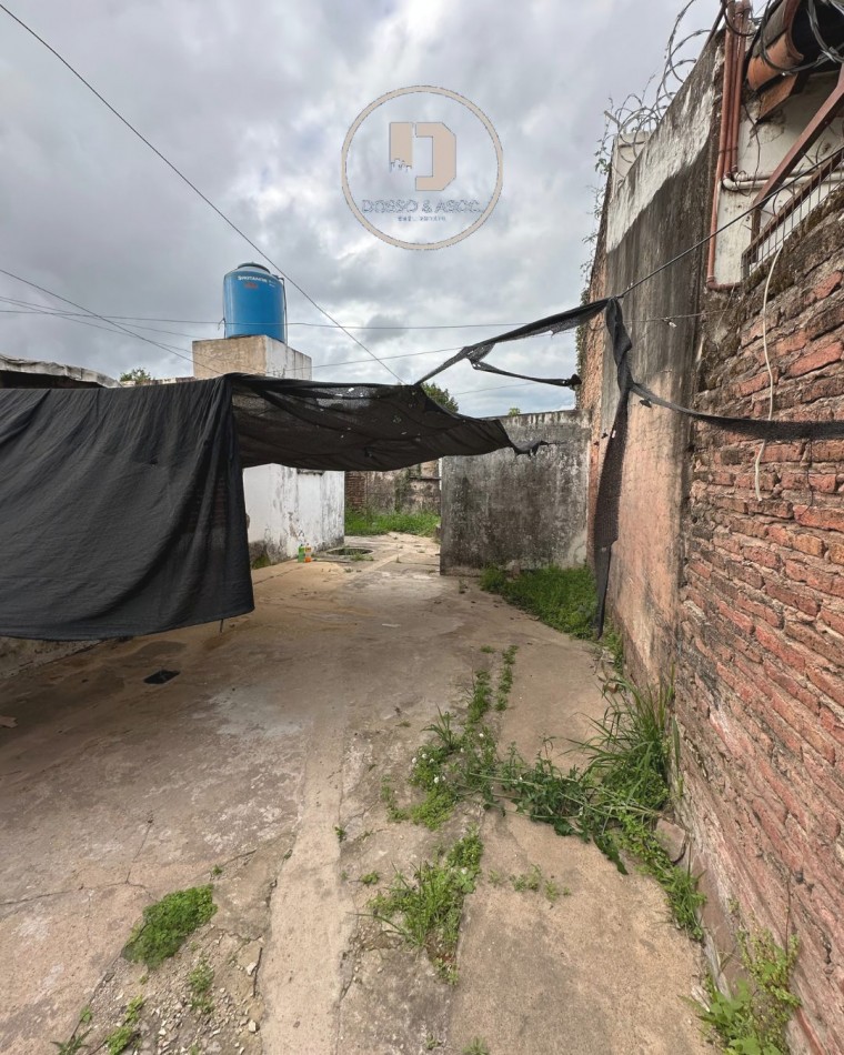 VENDE PROPIEDAD A RECICLAR — A metros del Regimiento Ejercito Argentino Arturo Illia 3171, Resistencia